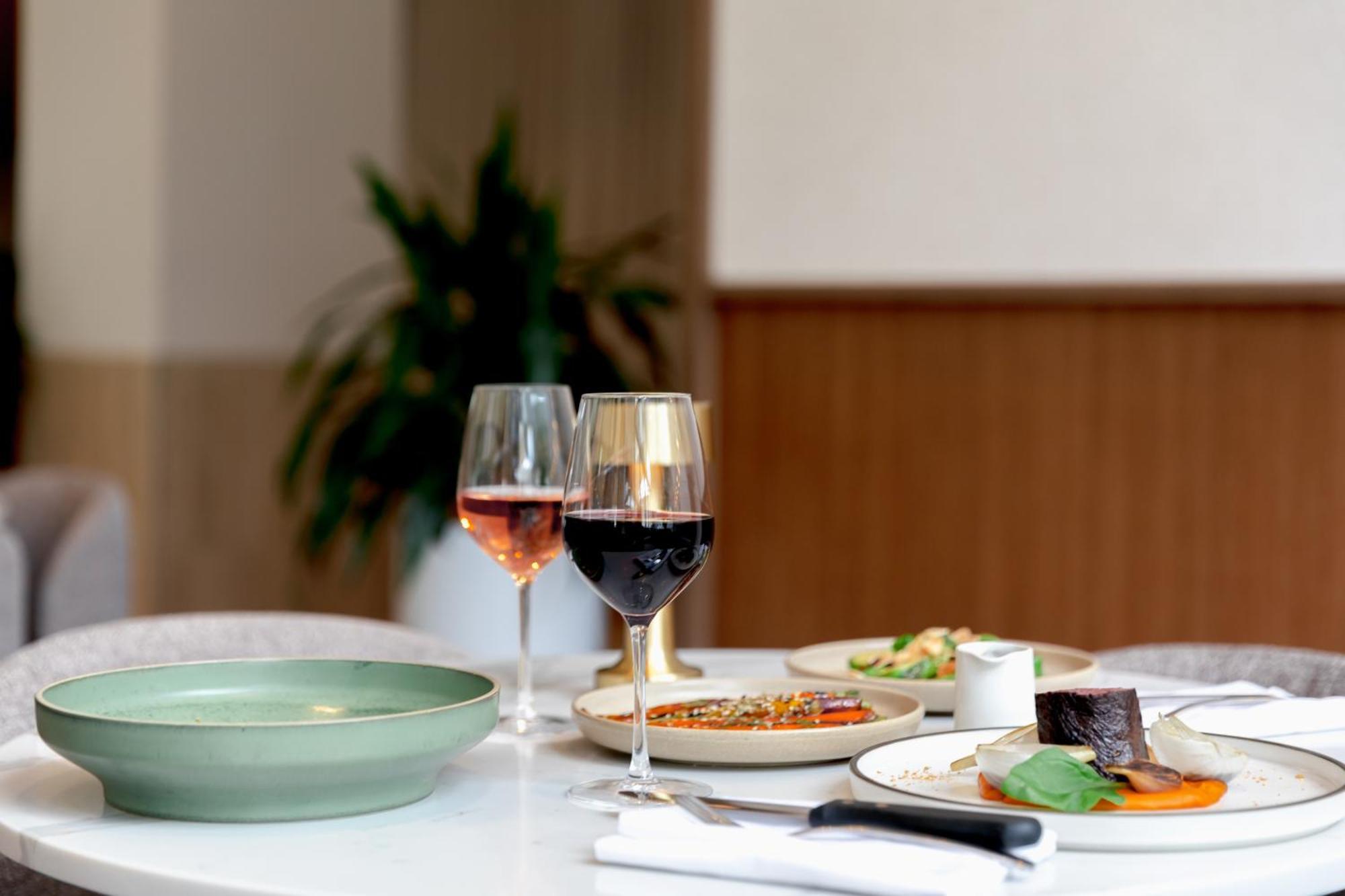 Amora Hotel Брисбен Экстерьер фото Dishes at the restaurant