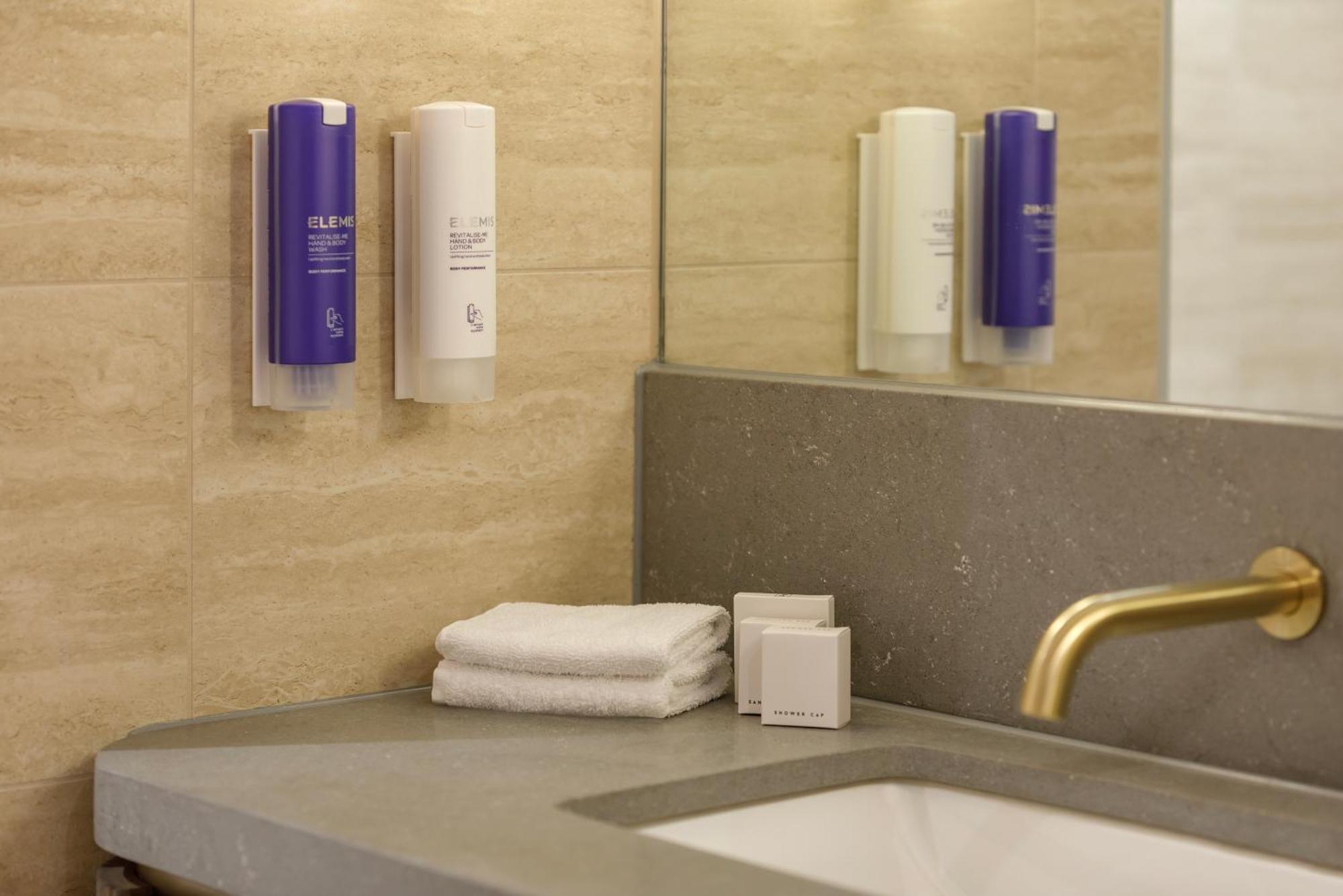 Amora Hotel Брисбен Экстерьер фото A bathroom with the L:A Bruket products