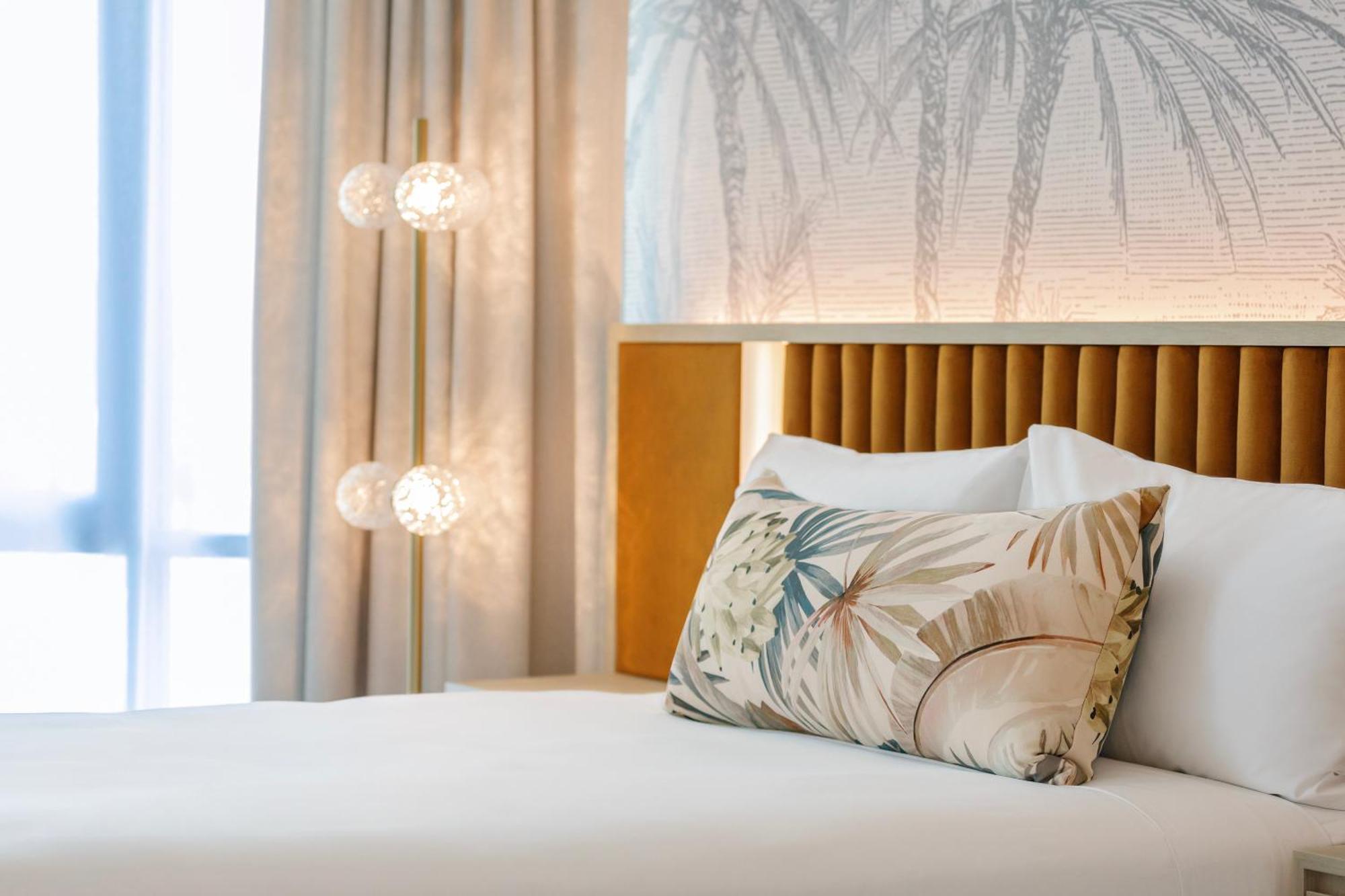 Amora Hotel Брисбен Экстерьер фото A pillow