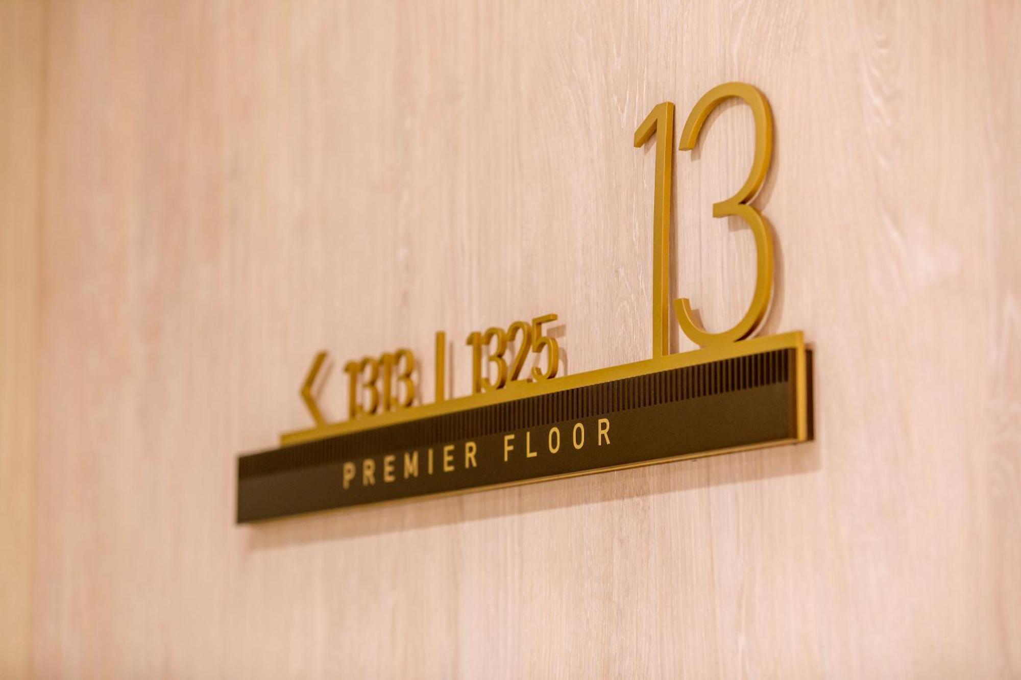 Amora Hotel Брисбен Экстерьер фото Floor sign of the 13th floor of the hotel