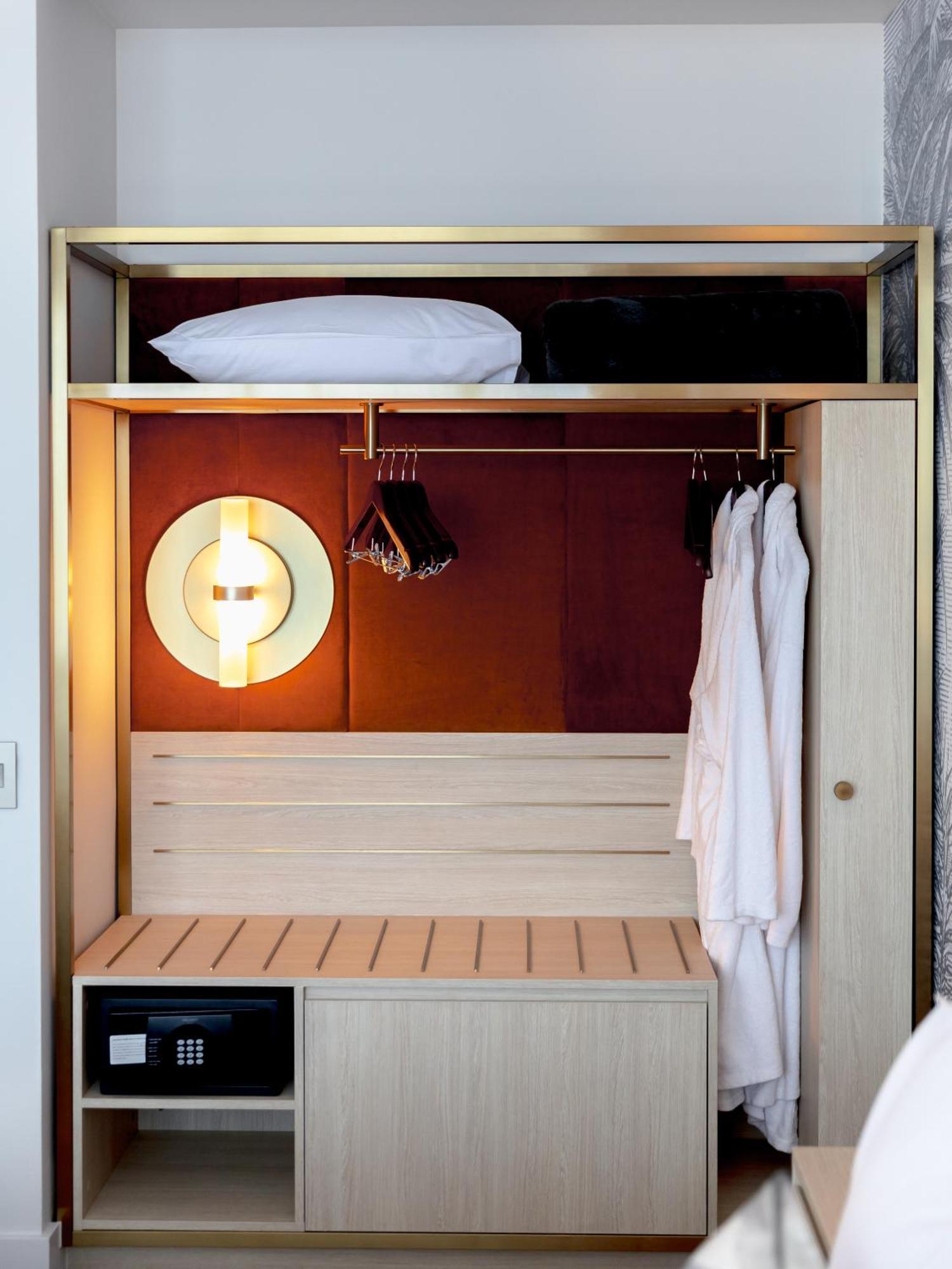 Amora Hotel Брисбен Экстерьер фото A wall-mounted clothes rack