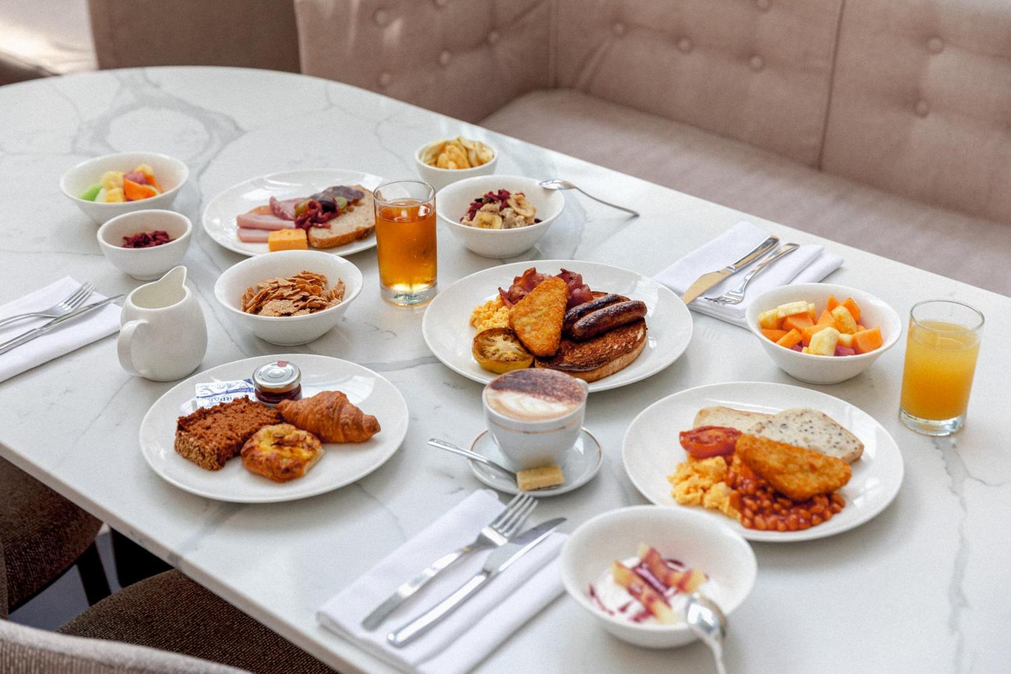 Amora Hotel Брисбен Экстерьер фото A breakfast buffet at a hotel