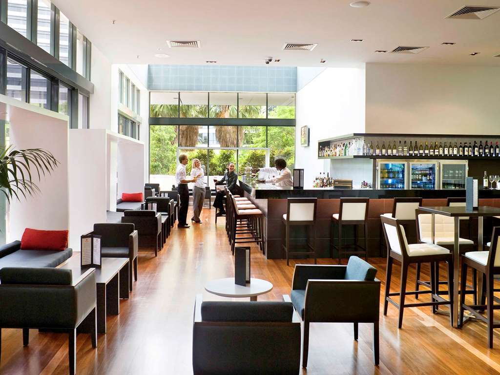Amora Hotel Брисбен Ресторан фото The Qantas Club lounge at Brisbane International Airport