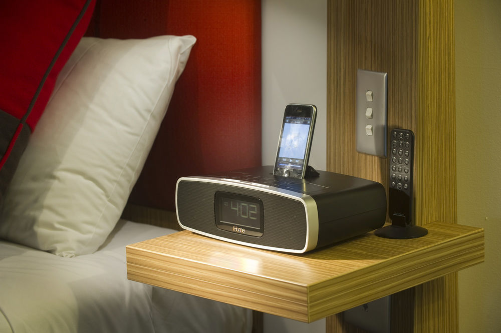 Amora Hotel Брисбен Экстерьер фото A DAB radio with a docking station for a mobile phone